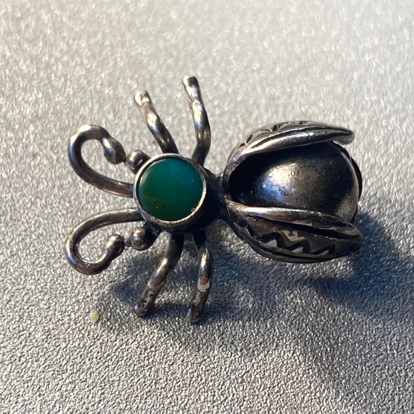 Vintage 1950s sterling Silver and Green stone Insect🕷️spider mid century Brooch - Picture 2 of 4